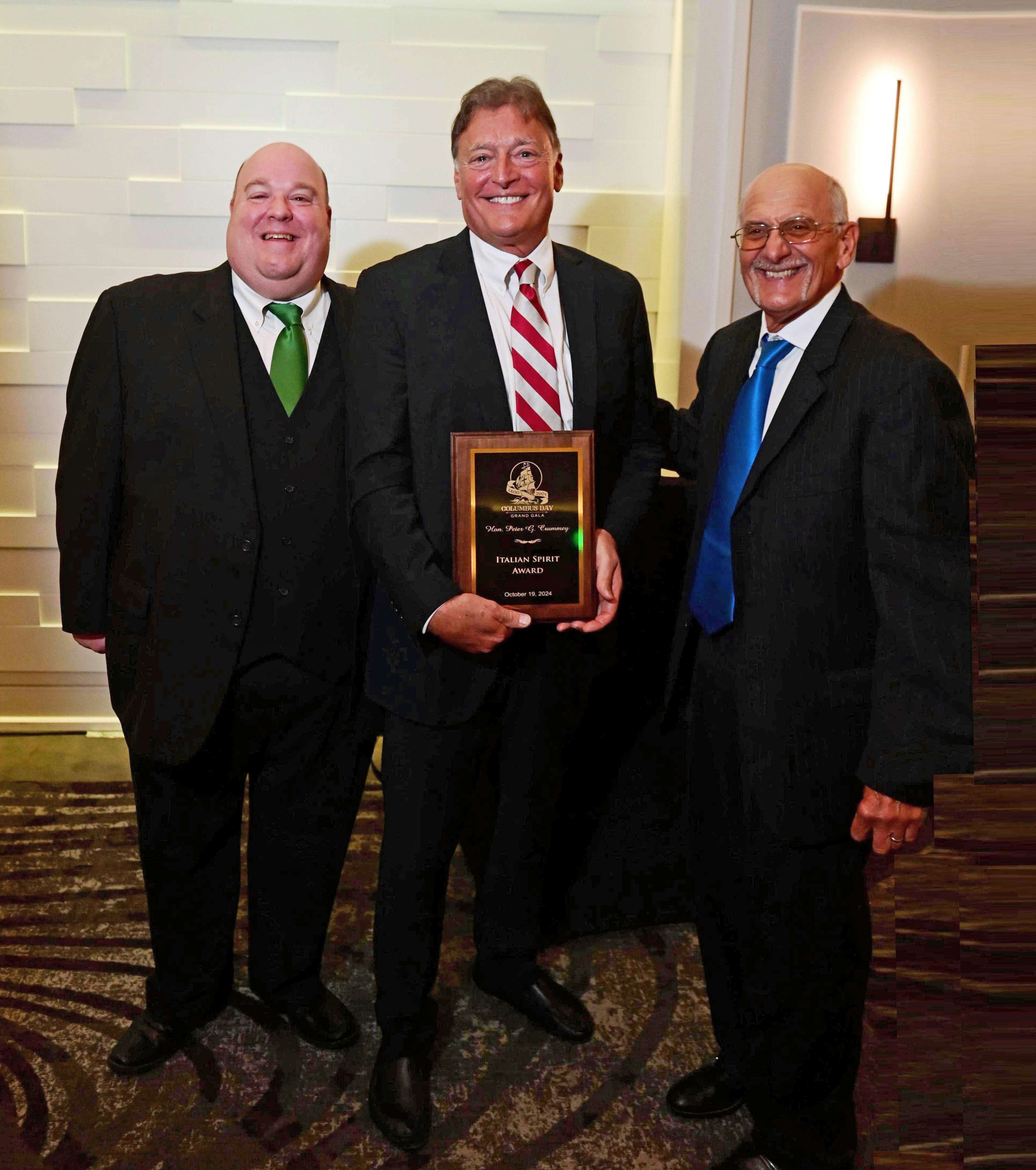 The Italian Spirit Award to the Hon. Peter Crummey.